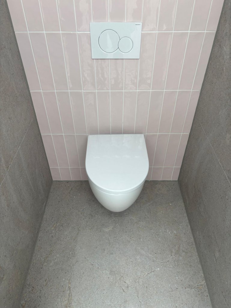 Toilet roze tegels