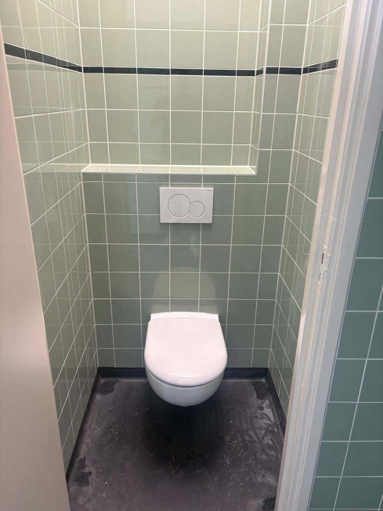 Toilet groene tegels