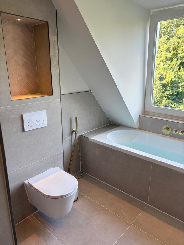 Douche met gouden kraan