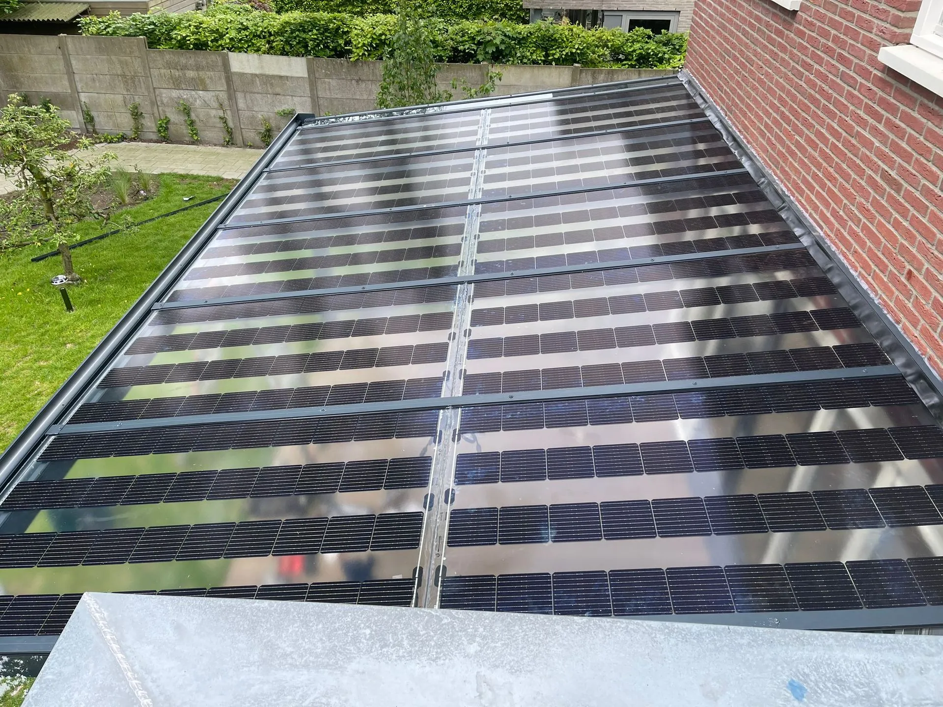 Solar overkapping met semi-transparante zonnepanelen – LaadGarant