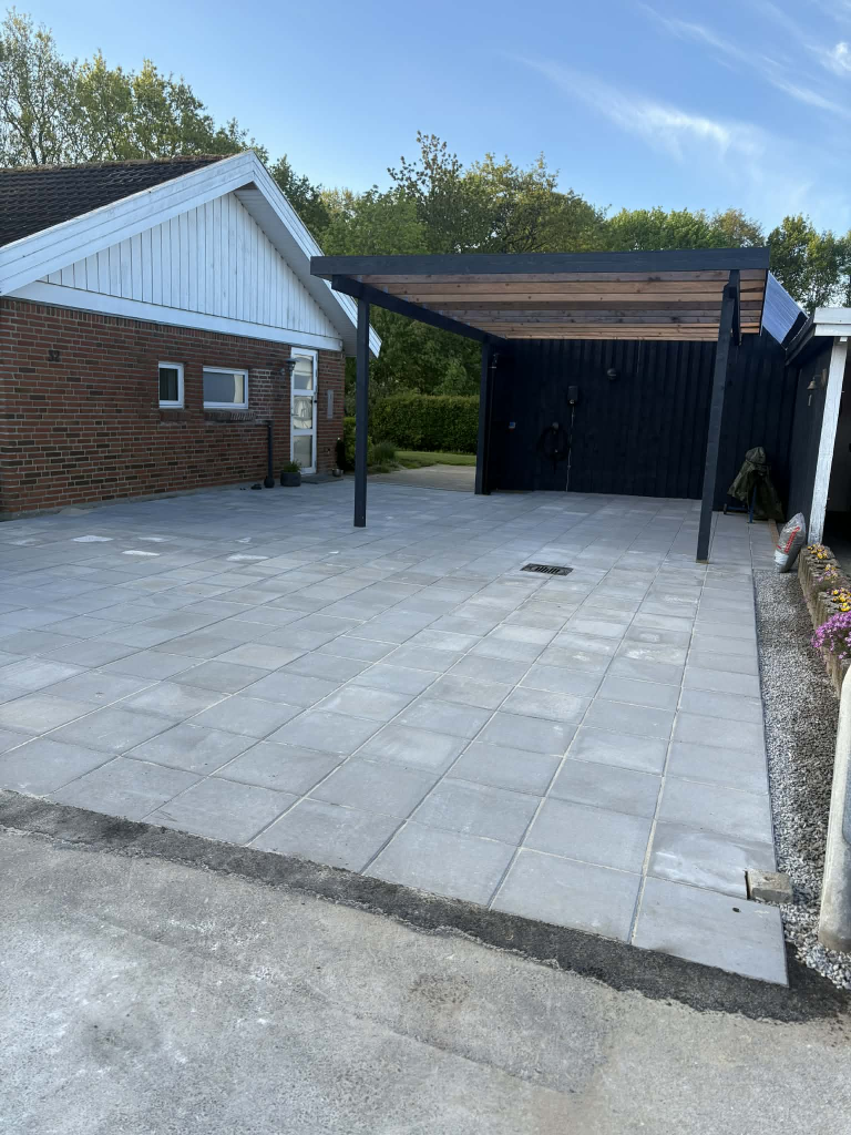Indkørsel med fliser af Bondes Entreprenør