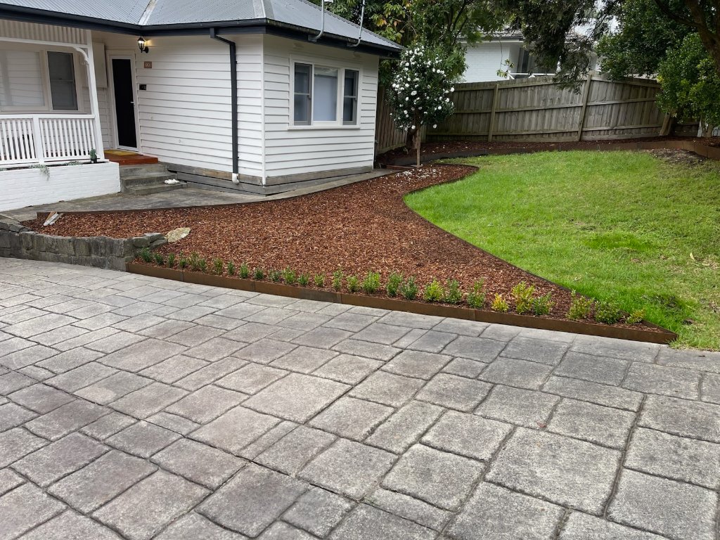 Corten steel garden edging front yard with driveway
