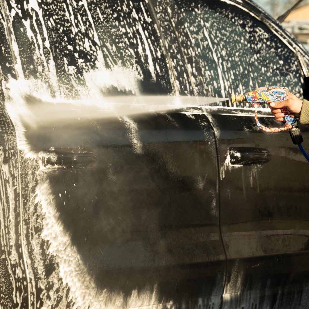 Tech scrubbing side of truck