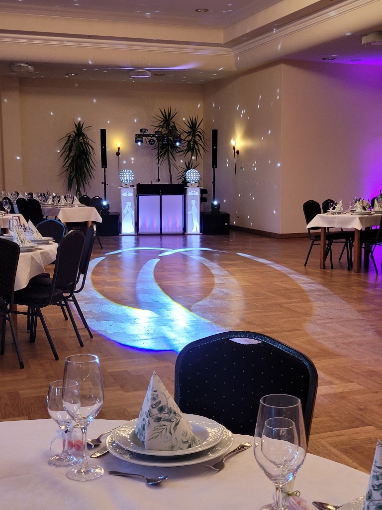 Hochzeitssaal von oben – festliche Tischdekoration