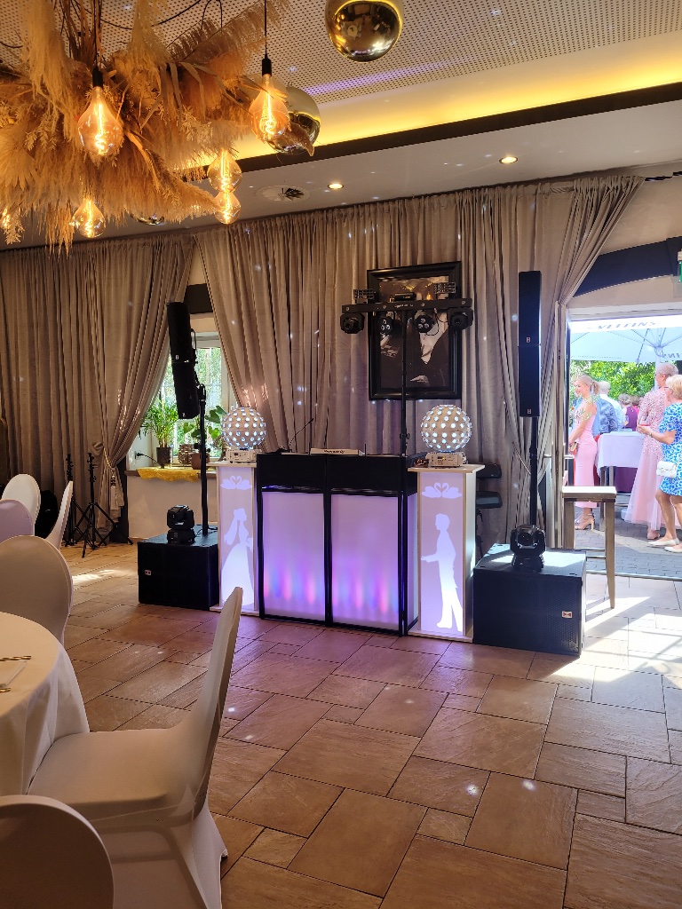 DJ Setup mit Lichteffekten – Hochzeitsfeier