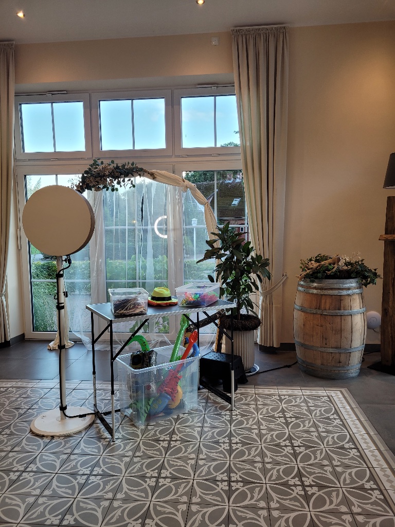 Fotobox Setup mit Requisiten und BlumenBogen