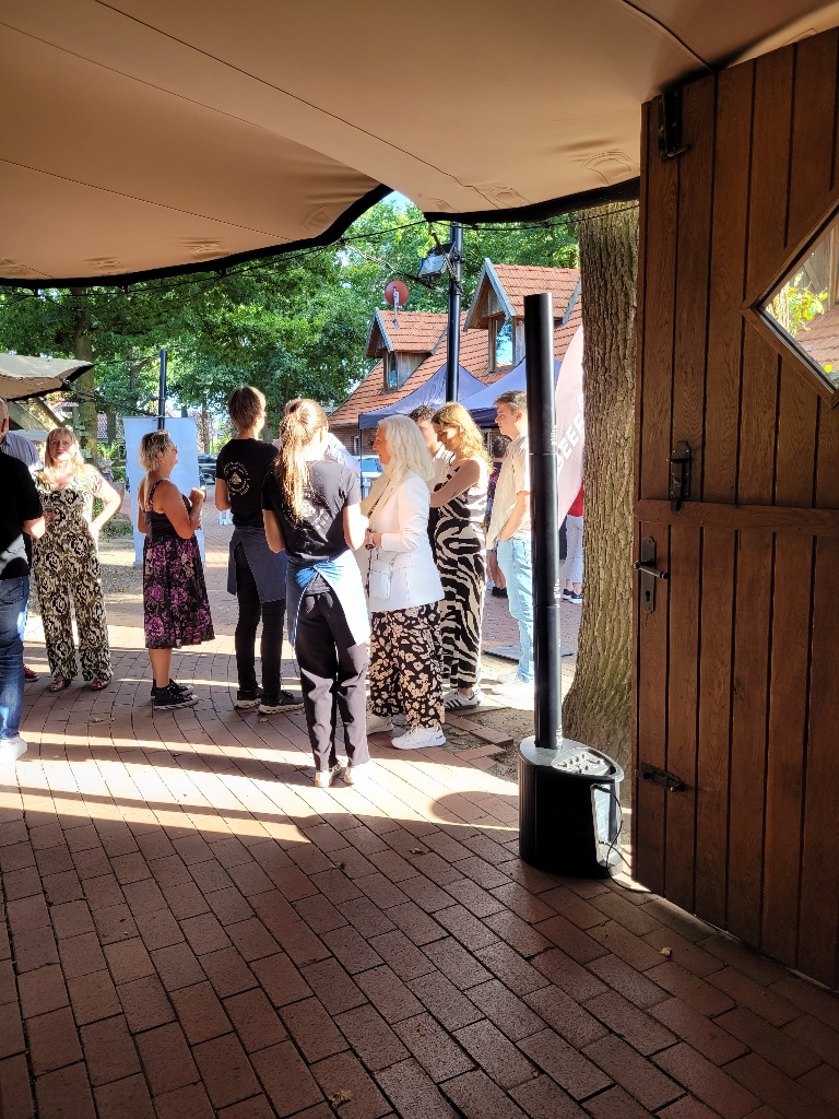 DJ Party Setup im rustikalen Fachwerkraum
