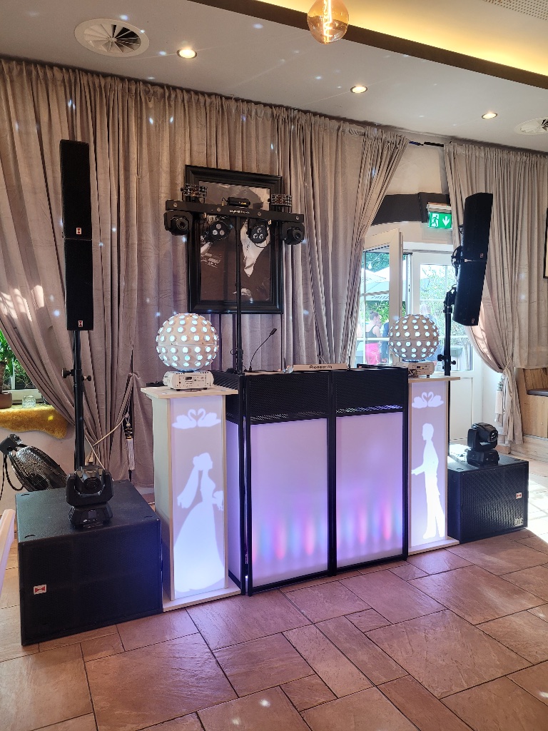 DJ Setup seitliche Perspektive mit Lichtshow