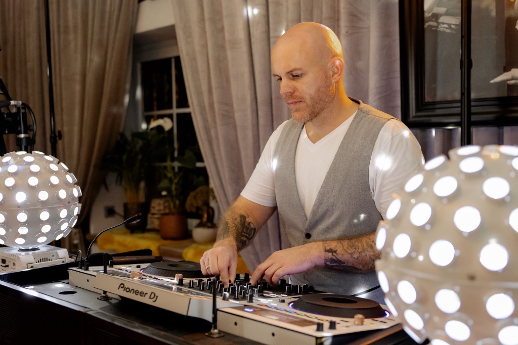 DJ Tobias Oer am Pioneer DJ Pult