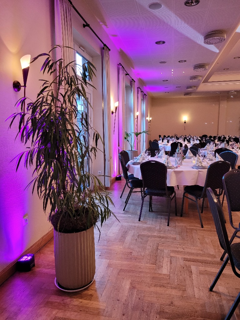 Großer Festsaal mit pinker Ambientebeleuchtung