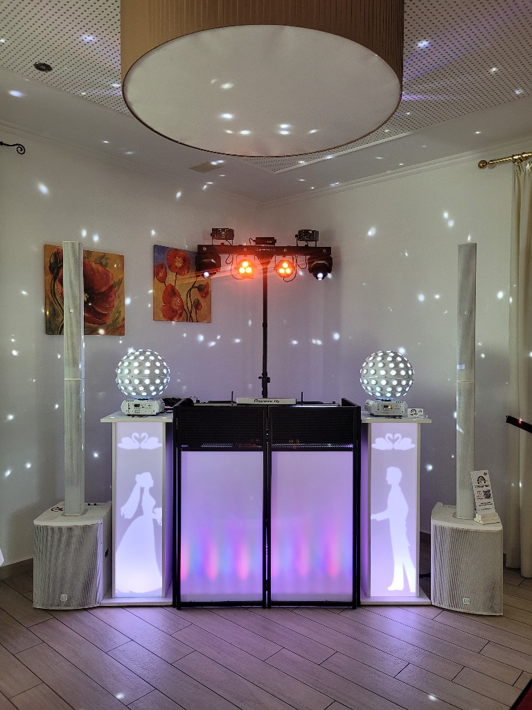 DJ Setup im eleganten Festsaal mit Sternenlichtern
