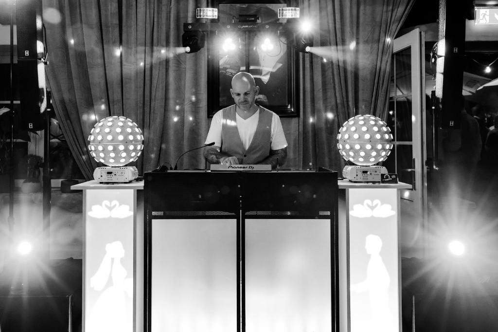 DJ Tobias Oer in Aktion – Party Atmosphäre