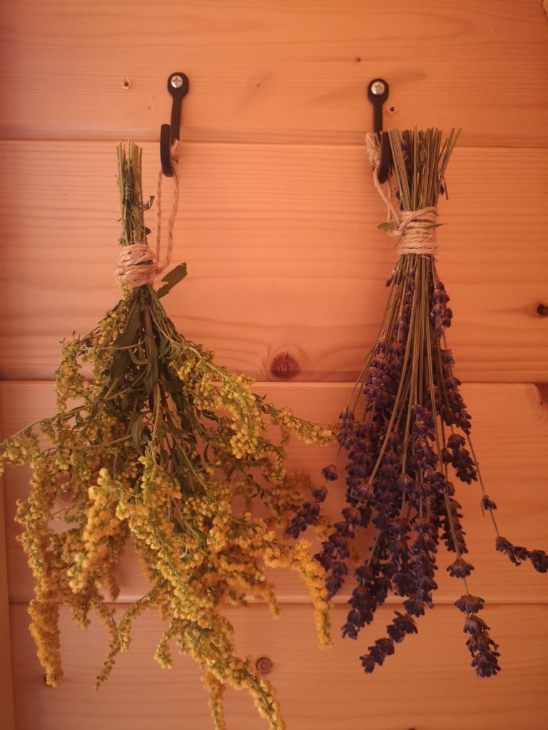 Kräuterbündel in der Sauna