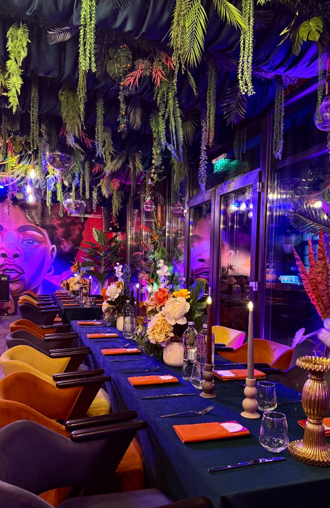 Masă cu lumini neon și plante tropicale