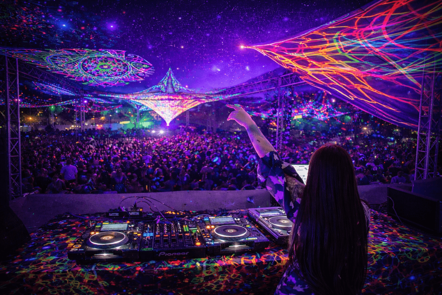 Pandora Plur performing