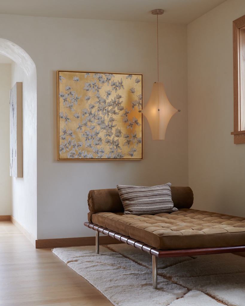 Sitting room with daybed