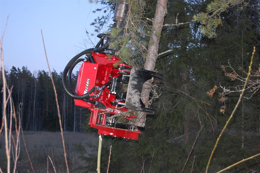 Mecail SG280 GE felling head cutting a standing tree