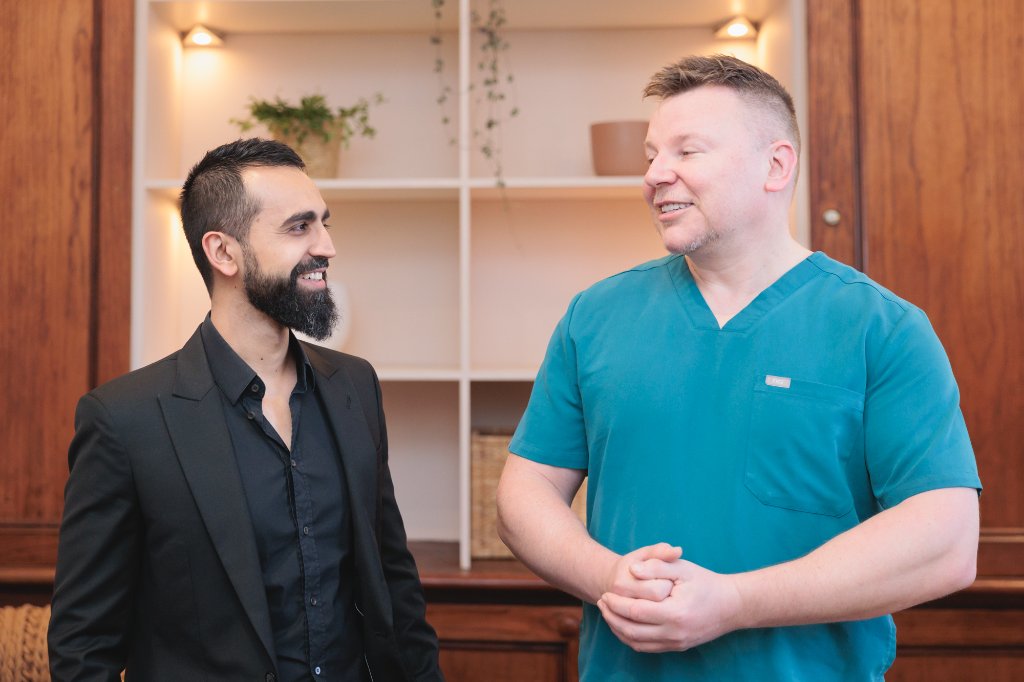 Utopiya Lounge clinician in conversation with a client