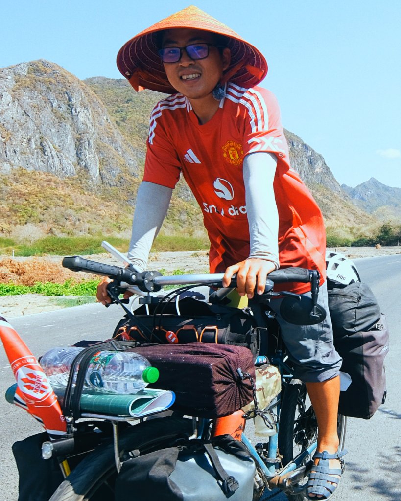 Gom smiling on the road