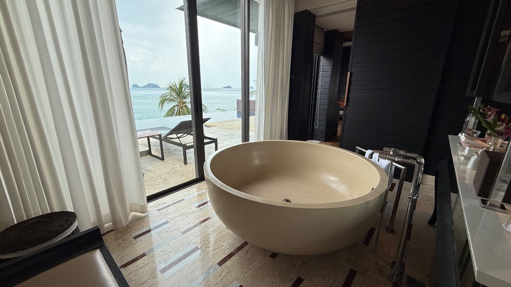 The bathtub - freestanding stone, positioned facing the sea and the Five Islands