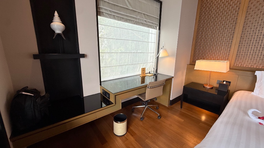 The villa desk & workspace
