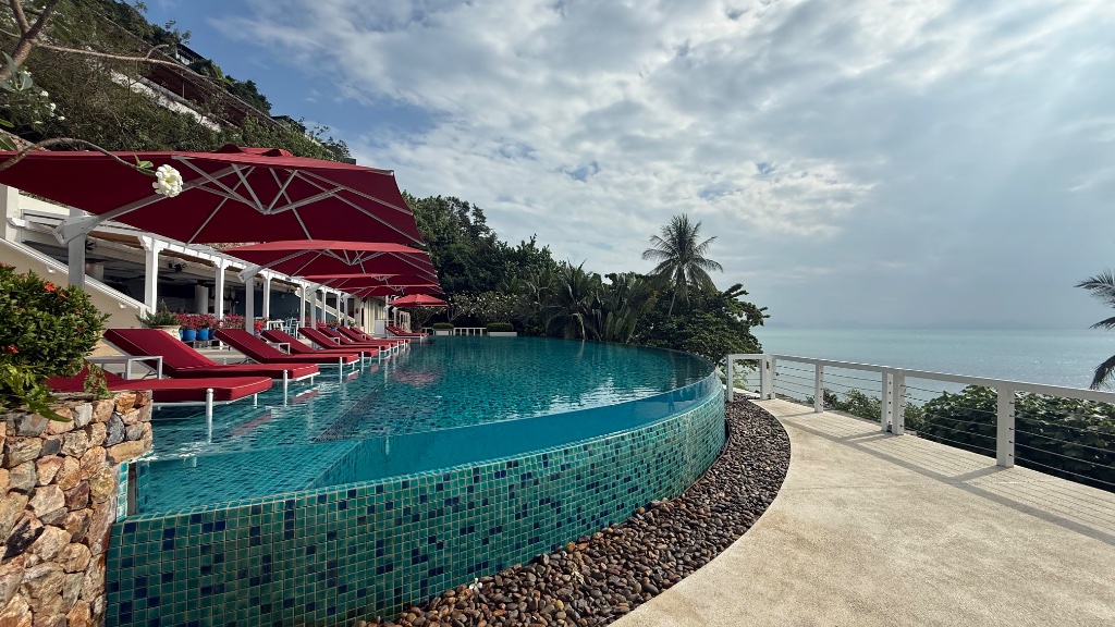 The main crescent pool - red loungers, Azure restaurant behind