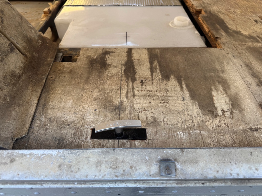 Fresh water and grey tanks — 6