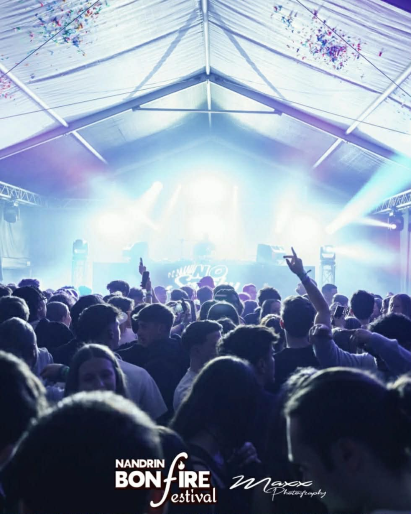 Bonfire Festival — Foule