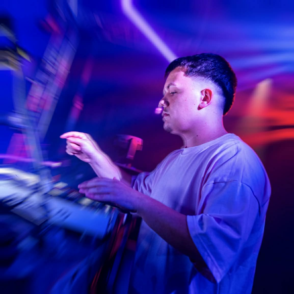 DJ Set — Neon Vibes