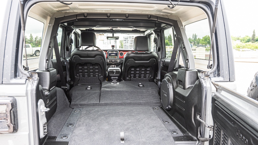 2023 Jeep Wrangler Rubicon 4x4 Hardtop rental in Spokane, photo 5