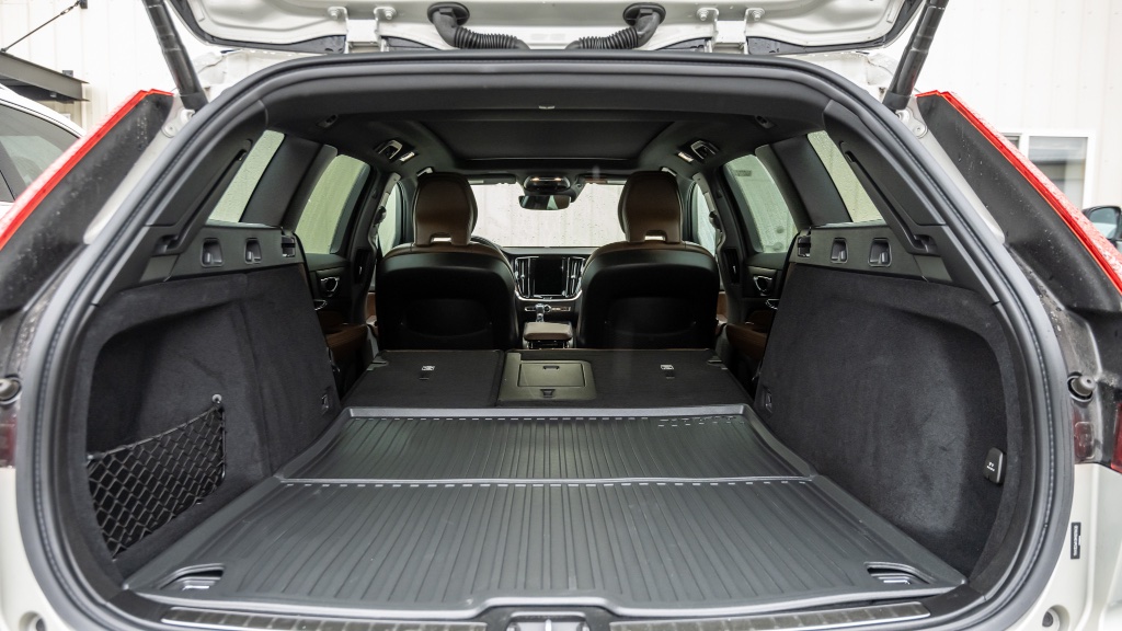 2021 Volvo V60 Cross Country AWD rental in Spokane, photo 10