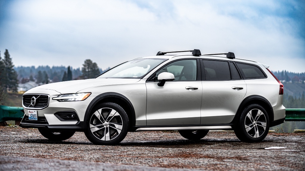 2021 Volvo V60 Cross Country AWD rental in Spokane, photo 3