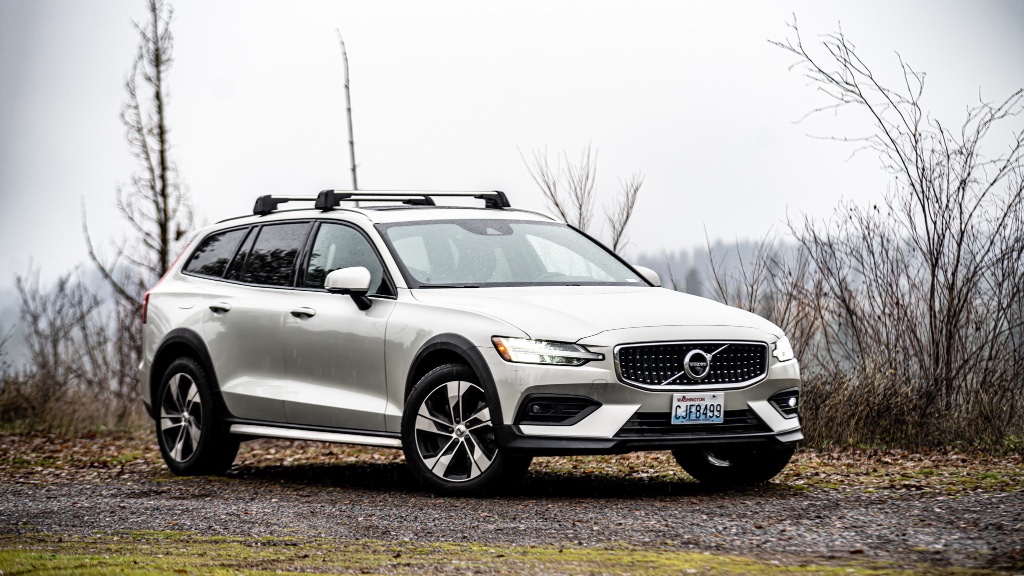 2021 Volvo V60 Cross Country AWD rental in Spokane, photo 5