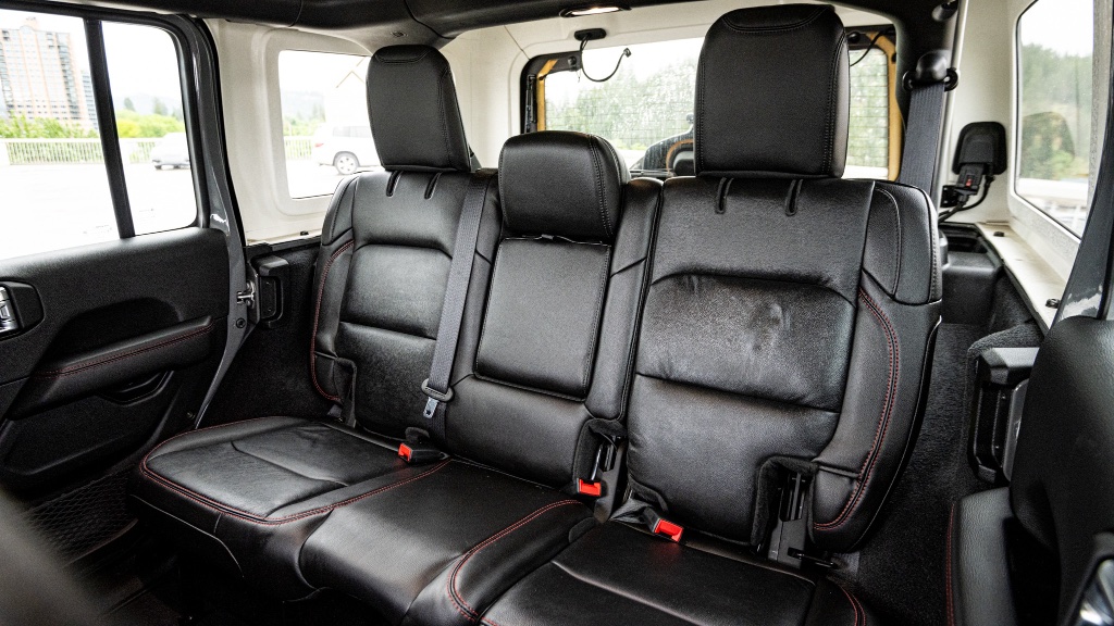 2023 Jeep Wrangler Rubicon 4x4 Hardtop rental in Spokane, photo 7