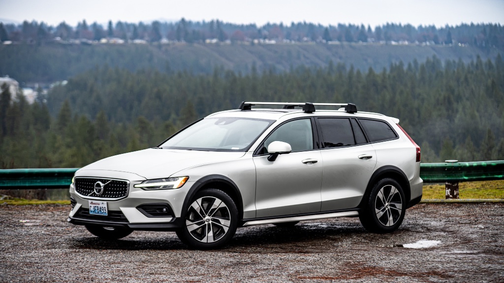 2021 Volvo V60 Cross Country AWD rental in Spokane, photo 2
