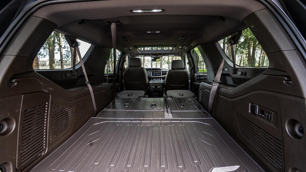 2023 GMC Yukon XL Denali 4WD rental in Spokane, photo 6