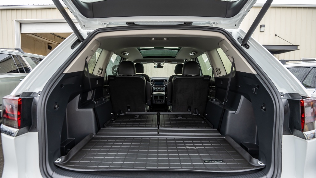 2022 Volkswagen Atlas Premium R-Line AWD rental in Spokane, photo 9