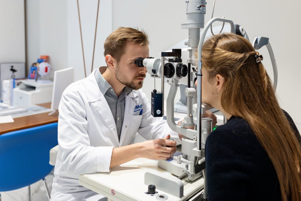 Męty w ciele szklistym – skąd się biorą „latające muszki" i kiedy wymagają pilnej diagnostyki?