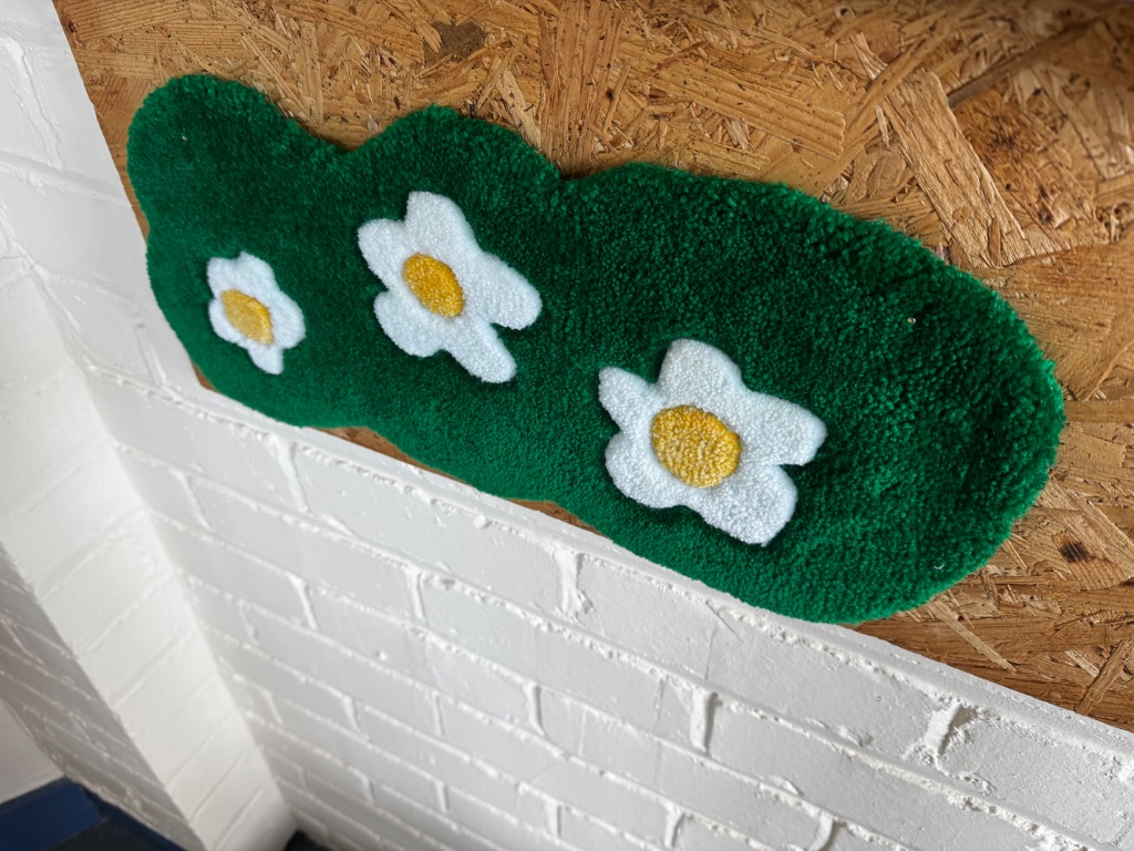 Green tufted daisy rug