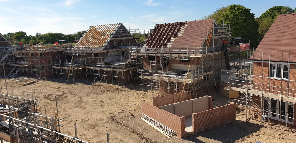 Cavity wall construction with brickwork and blockwork