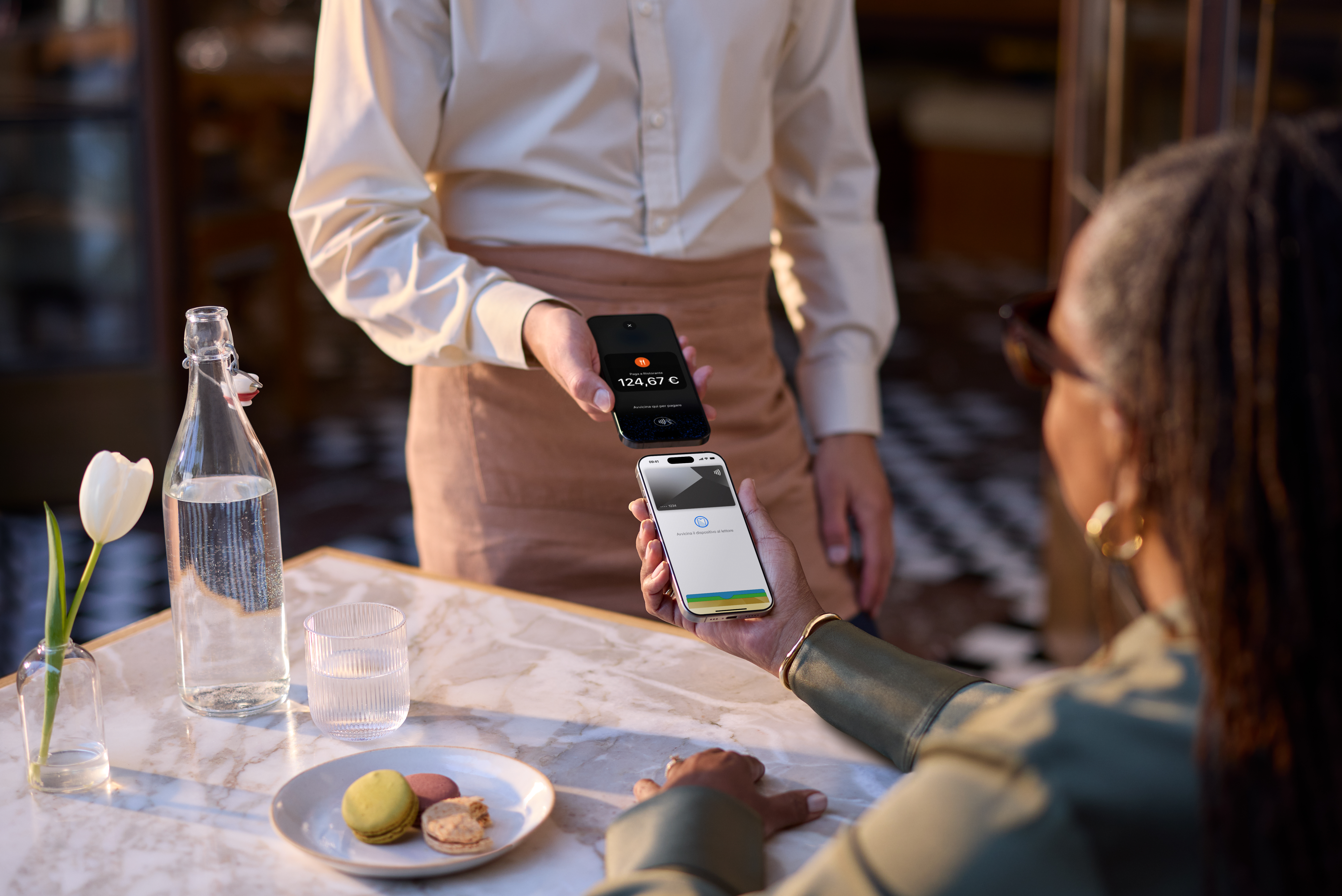 Pagamento contactless con Tap to Pay su iPhone in un ristorante all'aperto