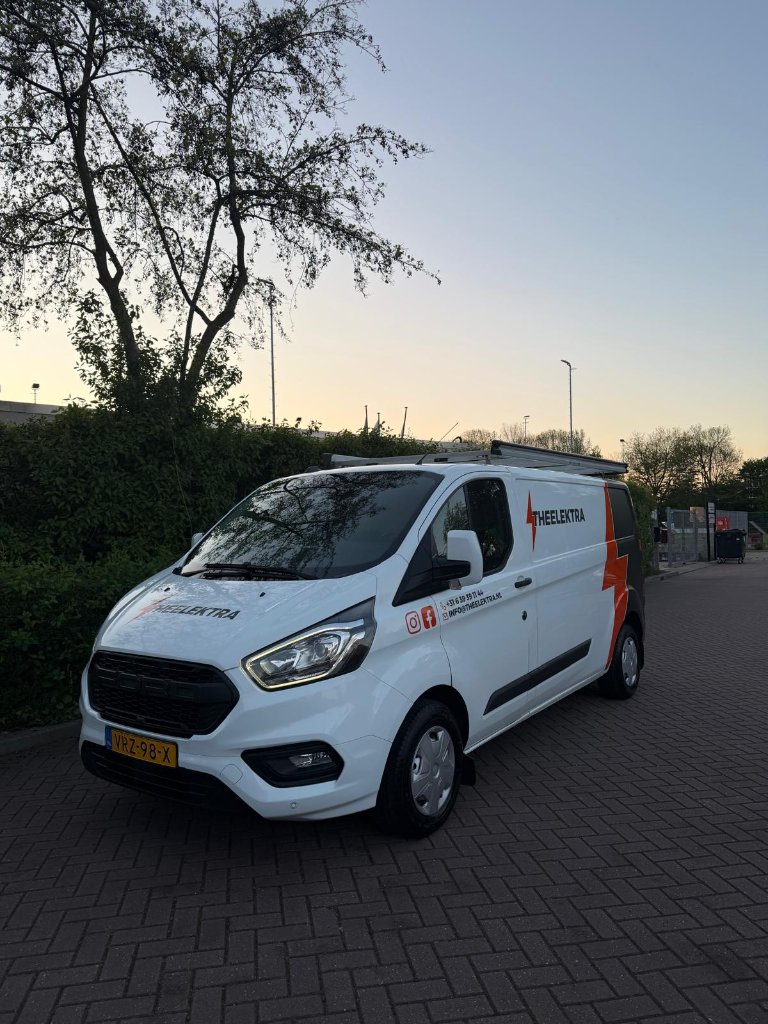 Zijkant Theelektra bus met contactgegevens elektricien Dordrecht