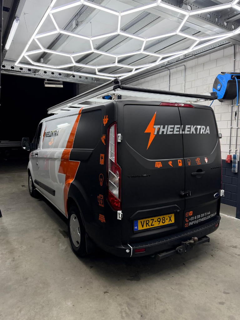 Theelektra bus zijkant geparkeerd in garage