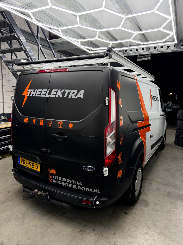 Theelektra servicewagen in garage – elektricien Dordrecht