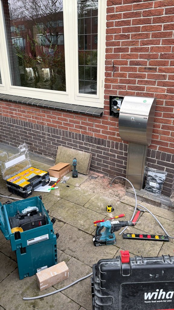Theelektra elektricien bezig met laadpaal installatie in Dordrecht
