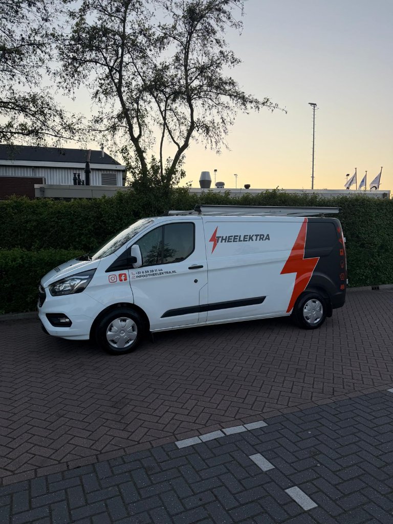 Volledig zijkant Theelektra bedrijfsbus geparkeerd