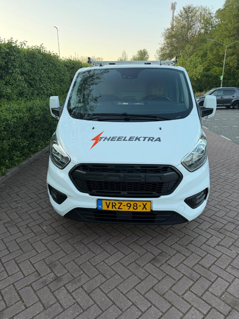 Bedrijfsbus Theelektra met logo – elektricien Dordrecht
