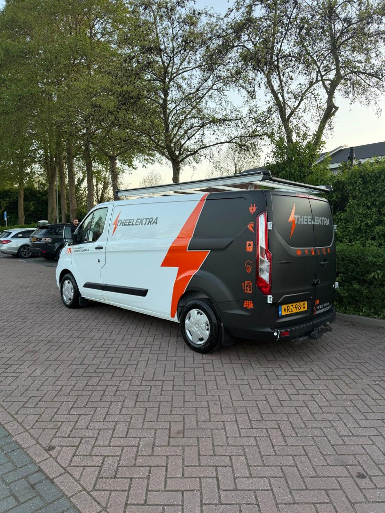 Achterkant Theelektra bedrijfswagen voorzien van branding