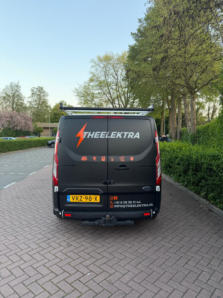 Achterkant Theelektra bedrijfswagen buiten geparkeerd
