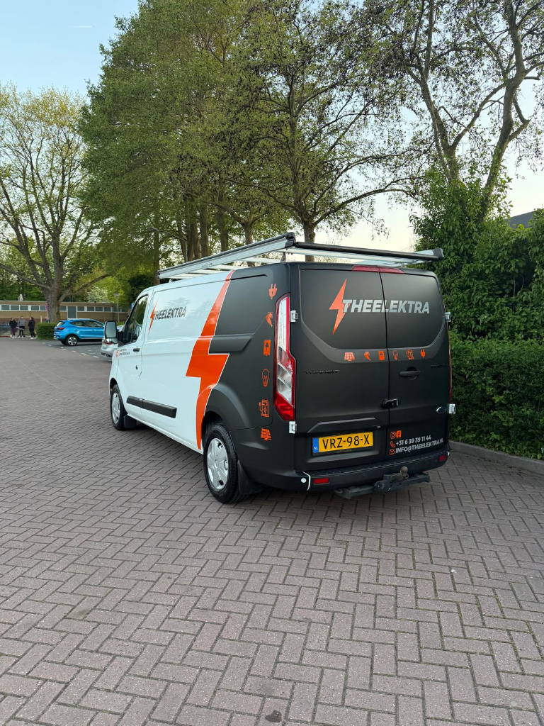 Theelektra bus vanuit hoekperspectief – herkenbare elektricien Dordrecht